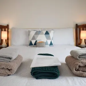 https://charming-two-bedroom-apartment-in-strawberry-hill.brighton-hotels-england.com